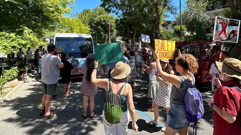 Adalar’da minibüs protestosu sürüyor