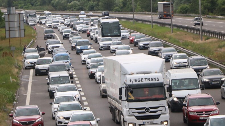 Anadolu Otoyolu’nda yoğun trafik… Ulaşım durma noktasında