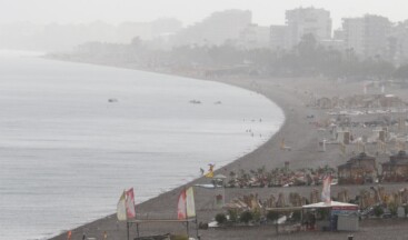 Antalya’da yağmur ve fırtına hayatı olumsuz etkiledi