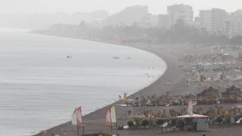 Antalya’da yağmur ve fırtına hayatı olumsuz etkiledi