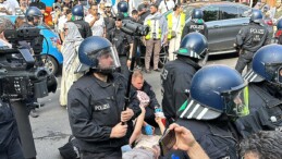 Berlin’de eylemciler darbedildi… Çok sayıda gözaltı var