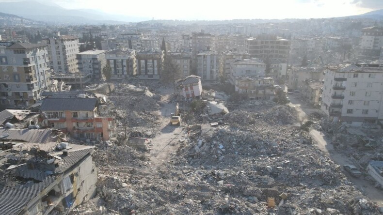 Bodruma açılan pencere temele zarar verdi, 19 kişi öldü!