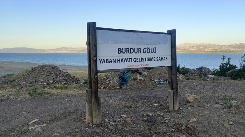 Burdur Gölü kenarına hafriyat ve atık döküldü