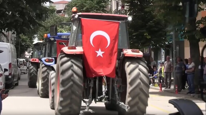 Çiftçiler traktörlerle eylem yaptı