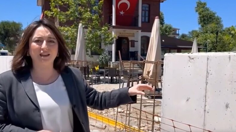 ‘Emekliler Evi’nin önüne yapılan beton duvarlar tepki çekti