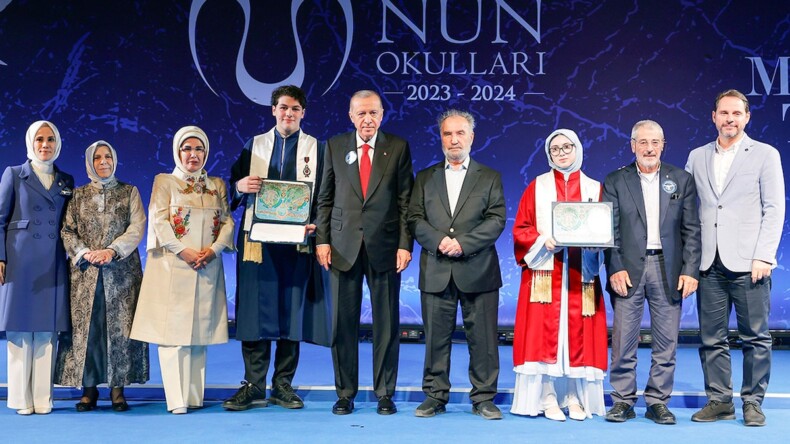 Erdoğan, torununa diplomasını verdi