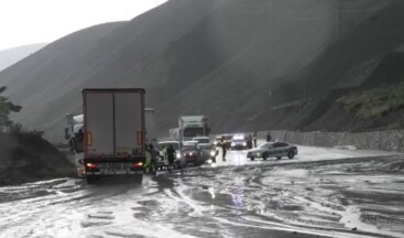 Erzincan-Sivas kara yolu heyelan nedeniyle kapandı