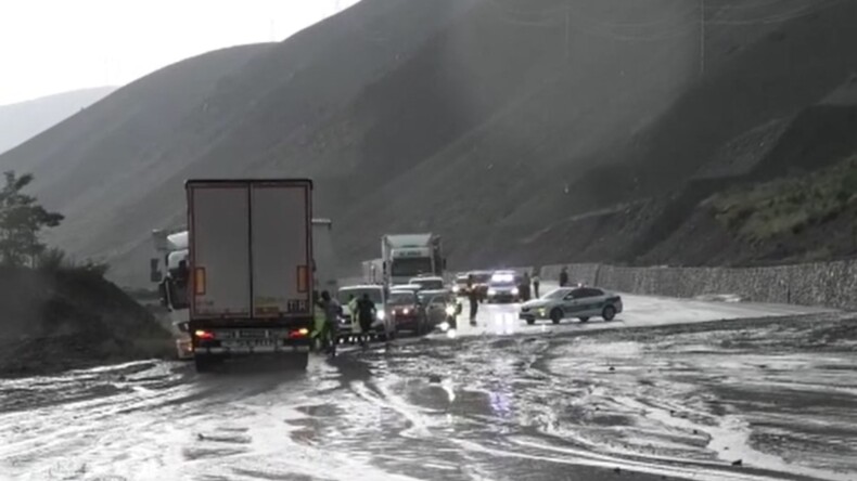 Erzincan-Sivas kara yolu heyelan nedeniyle kapandı