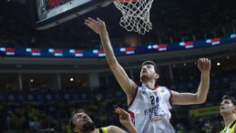 Fenerbahçe Beko’yu tek sayı farkla yenen Anadolu Efes seriye tutundu