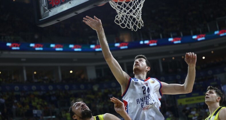 Fenerbahçe Beko’yu tek sayı farkla yenen Anadolu Efes seriye tutundu