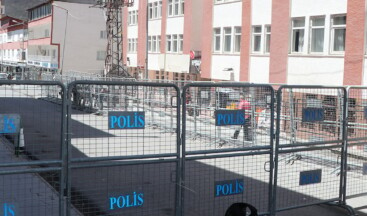 Hakkari’de belediye caddesi kapatıldı