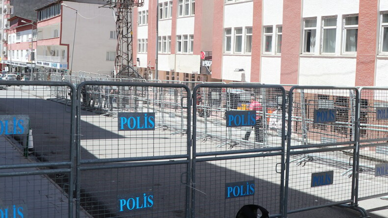 Hakkari’de belediye caddesi kapatıldı