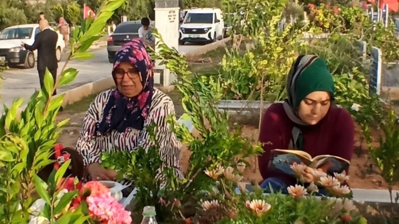 Hatay’da bayram arifesinde mezarlık ziyareti