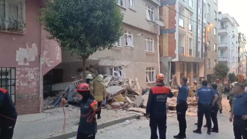 İstanbul’da 4 katlı bina çöktü: Çalışmalar başladı