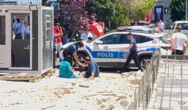 İstanbul’da otomobil yayaların arasına daldı: Yaralılar var