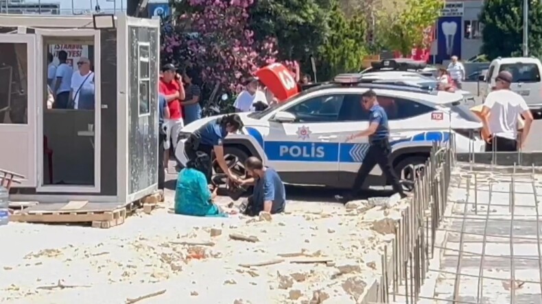 İstanbul’da otomobil yayaların arasına daldı: Yaralılar var