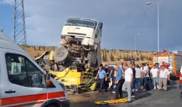 Kamyon TIR’a çarpıp askıda kaldı