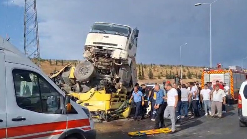 Kamyon TIR’a çarpıp askıda kaldı