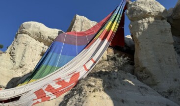 Kapadokya’da faciadan dönüldü: Balon, kayalıklara sıkıştı