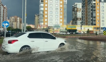 Kayseri’de şiddetli rüzgar ve sağanak: Çatılar uçtu, yollar göle döndü