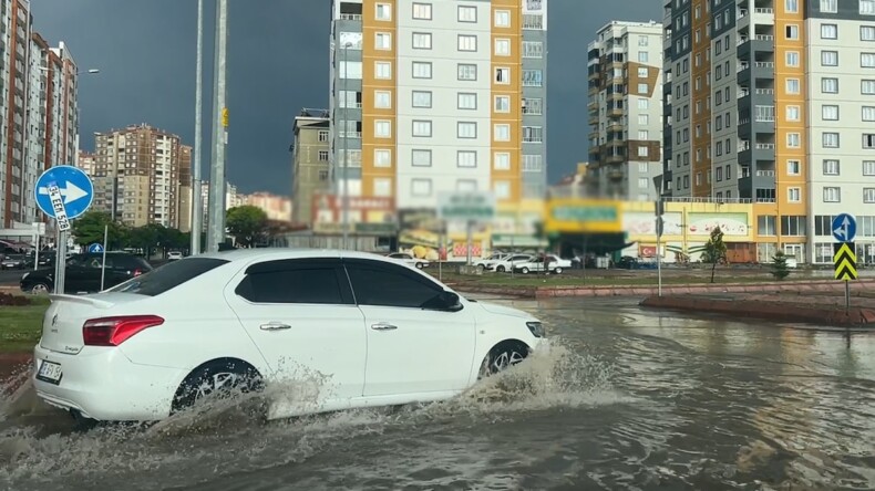 Kayseri’de şiddetli rüzgar ve sağanak: Çatılar uçtu, yollar göle döndü