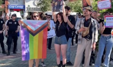 LGBT bayrağı açarak slogan attılar, gözaltına alındılar