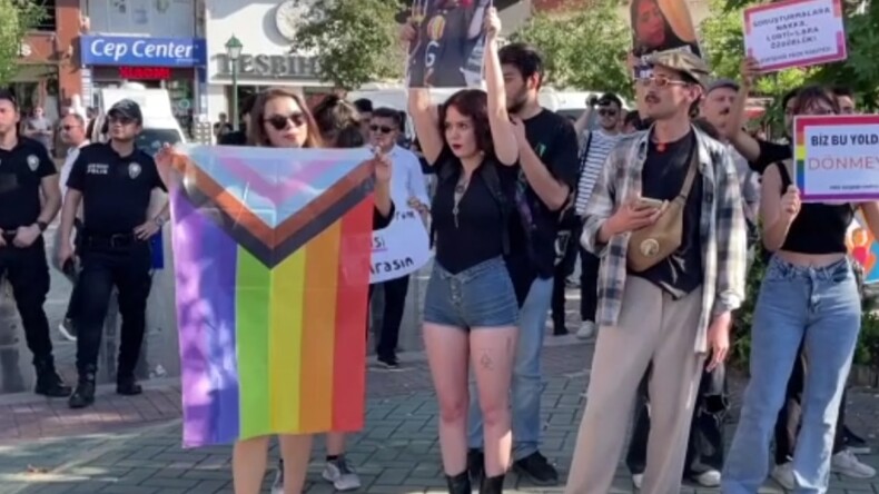 LGBT bayrağı açarak slogan attılar, gözaltına alındılar