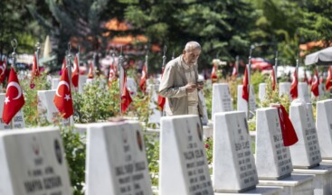 Mezarlıklar ve şehitliklere ziyaretçi akını