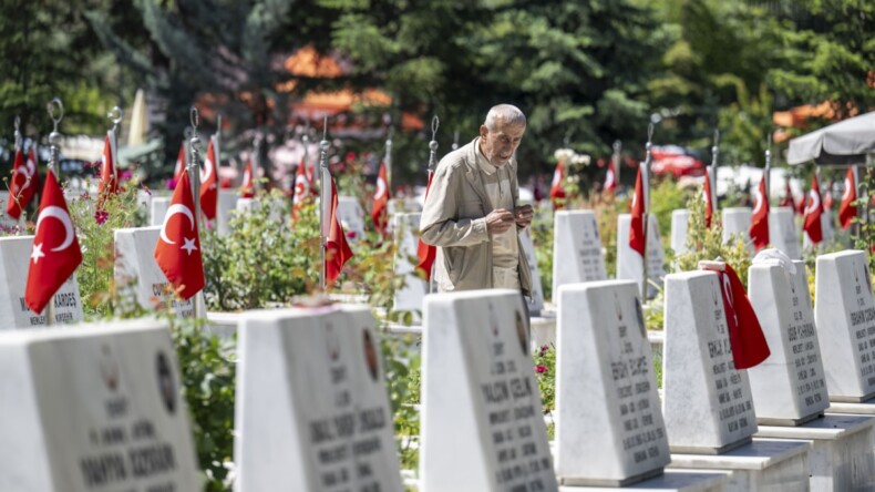 Mezarlıklar ve şehitliklere ziyaretçi akını