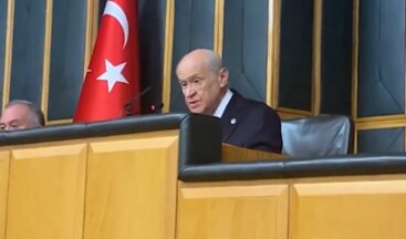 MHP grubunda dikkat çeken anlar! Bahçeli oturarak konuşuyor