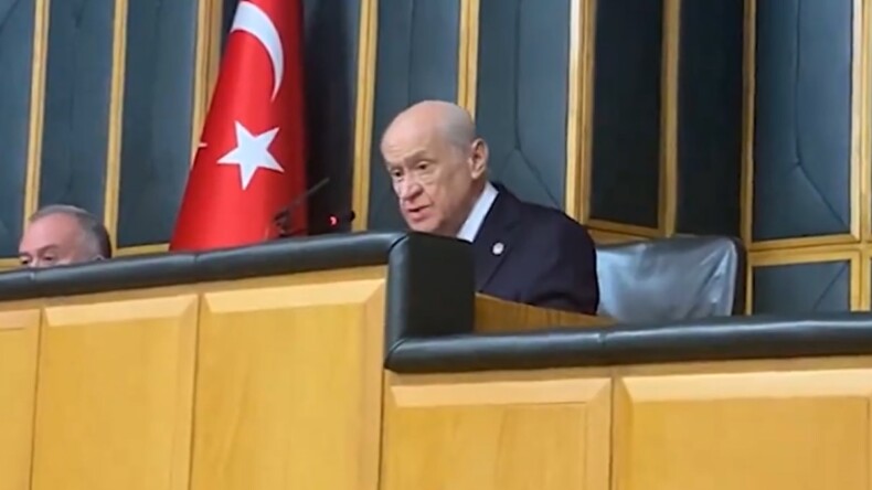 MHP grubunda dikkat çeken anlar! Bahçeli oturarak konuşuyor