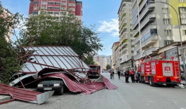 Muş’ta fırtına çatıları uçurdu, 3 araç zarar gördü