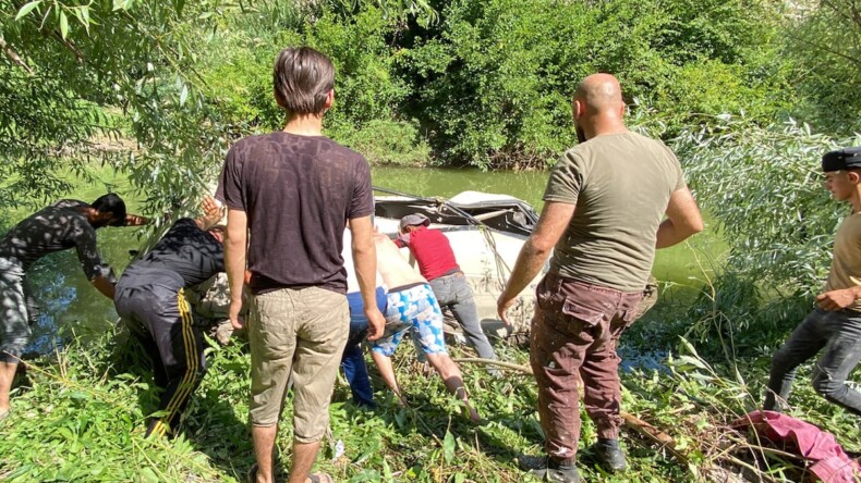 Öğrencileri taşıyan otobüs nehre düştü: 6 ölü