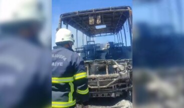 Seçim bölgesine giden polisleri taşıyordu alev alev yandı