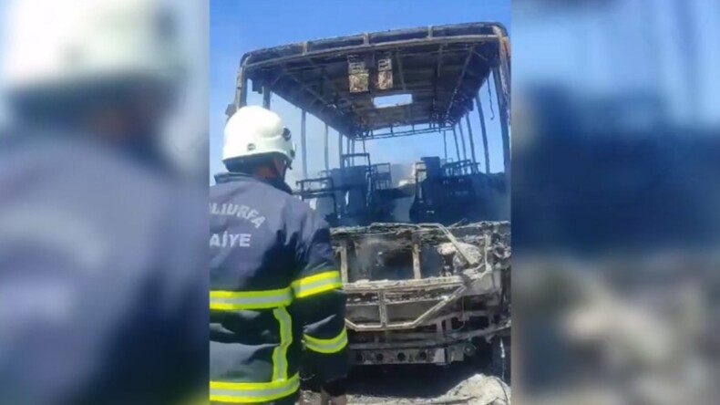 Seçim bölgesine giden polisleri taşıyordu alev alev yandı