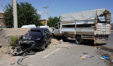 Tarım işçilerini taşıyan kamyonet ile otomobil çarpıştı: 1’i ağır, 5 yaralı