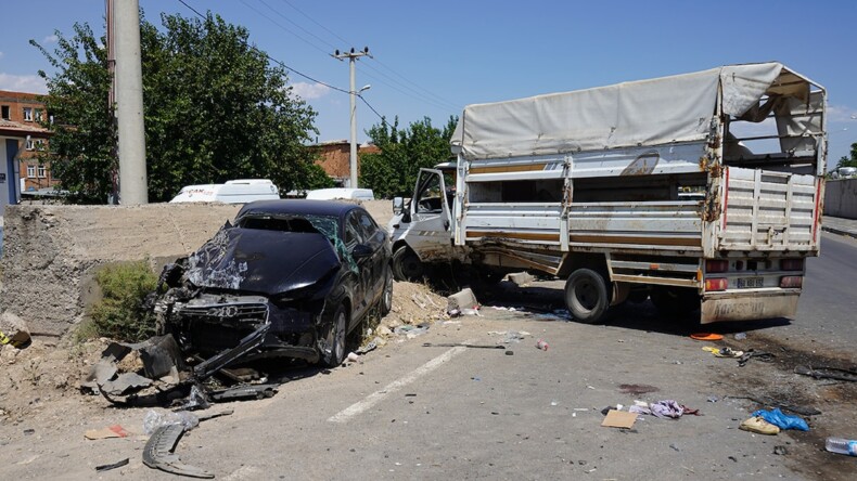 Tarım işçilerini taşıyan kamyonet ile otomobil çarpıştı: 1’i ağır, 5 yaralı