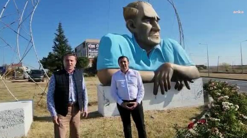 Tartışmalı Atatürk rölyefi gitti, anıt geldi