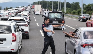 Tatil beldelerine akın var: Kilometrelerce kuyruk