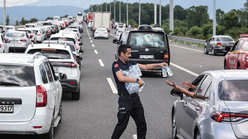 Tatil beldelerine akın var: Kilometrelerce kuyruk