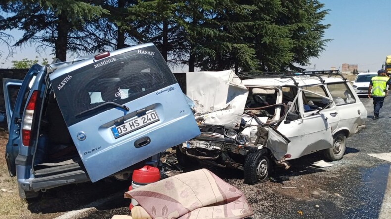 Kaza sonrası araçlar bu hale geldi: 2 ölü, 1 yaralı