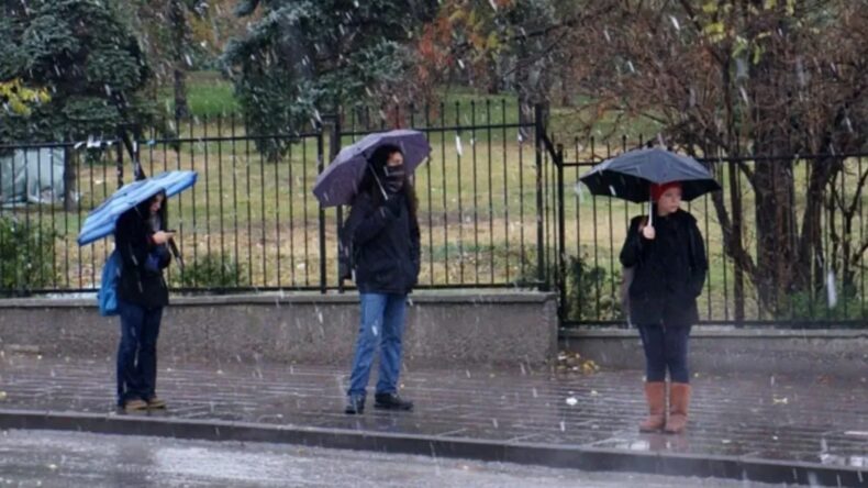 Ankara’ya mevsimin ilk karı düştü valilikten uyarı geldi