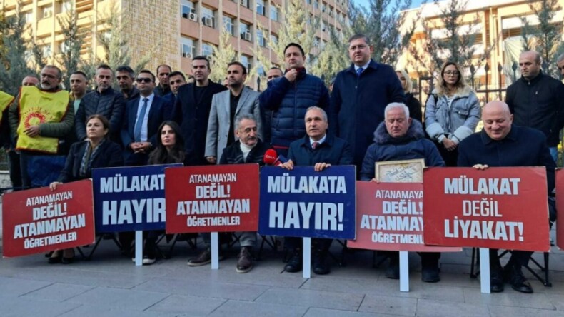 Bakanlık önünde mülakata isyan