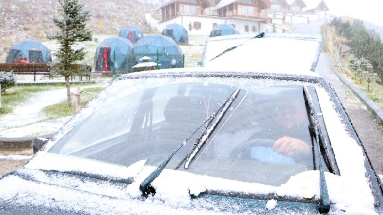 Ekim ayının ortasında kar sürprizi: Şehir merkezi beyaza büründü