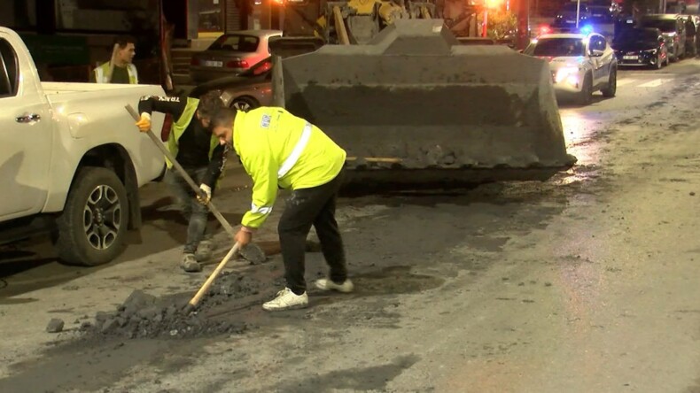 Hafriyat kamyonundan dökülen moloz parçaları trafiği aksattı