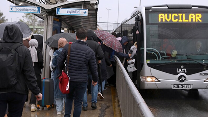 Hamile kadın metrobüste doğum yaptı