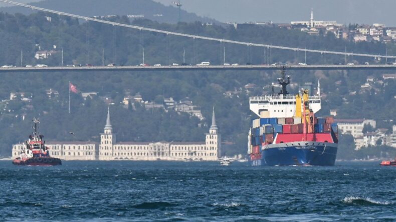 İstanbul’da gemi trafiği durduruldu