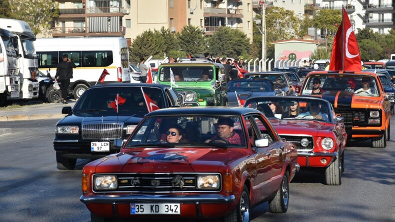 İzmir’de klasik otomobillerle 29 Ekim korteji