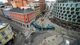 Raydan çıkan tramvay, dükkana girdi