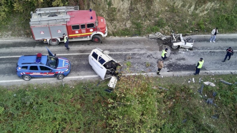 Sinop’ta feci kaza: Otomobil ikiye bölündü